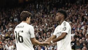 MADRID, 25/02/2026.- El centrocampista del Real Madrid Aurélien Tchouaméni celebra con Gonzalo García (i) tras marcar ante el Benfica, durante el partido de vuelta de la fase de acceso a los octavos de la Liga de Campeones que Real Madrid y Benfica disputan este miércoles en el estadio Santiago Bernabéu. EFE/Sergio Pérez