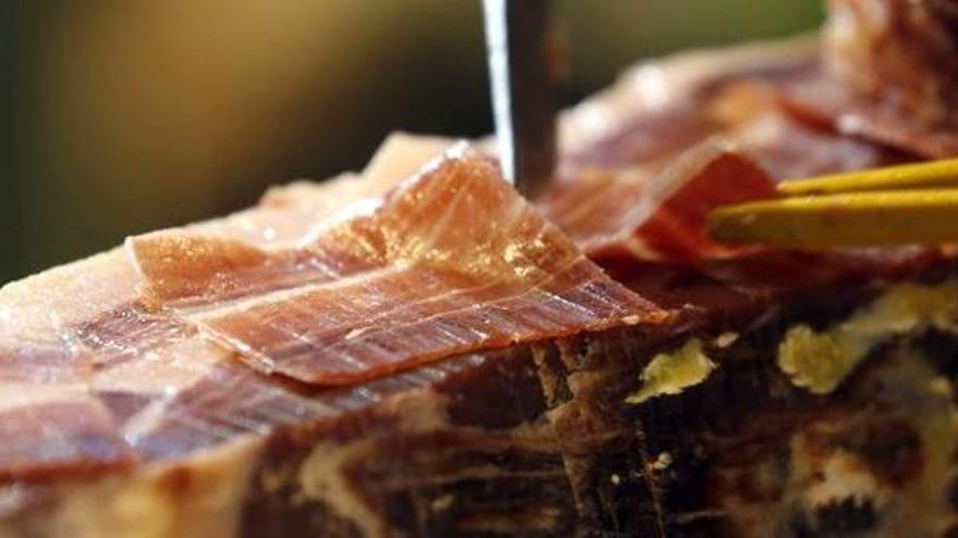 Jamón ibérico, queso curado y tortilla de patata, fijos en el menú de la Generalitat