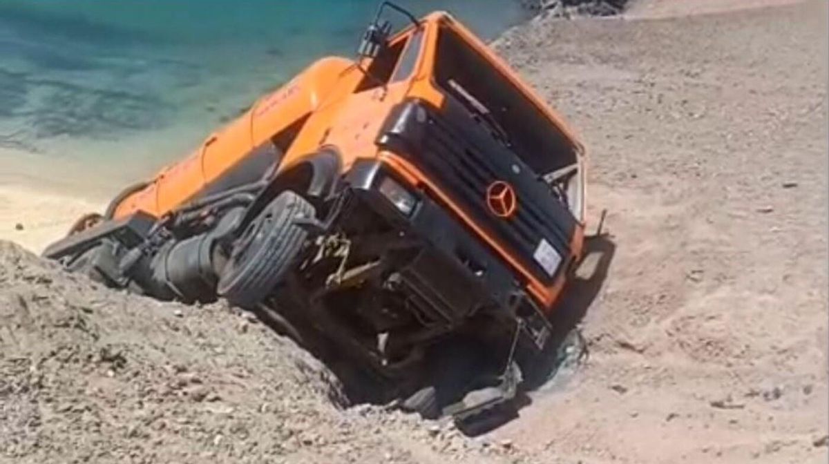 Un camión de desatascos se desliza por una ladera de la playa de Papagayo, en Lanzarote