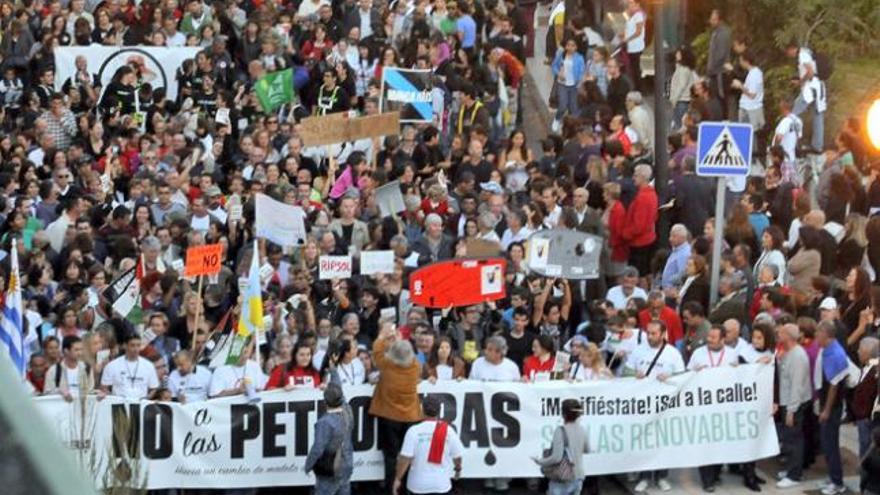 Manifestación contra las prospecciones petrolíferas en Arrecife. | javier fuentes