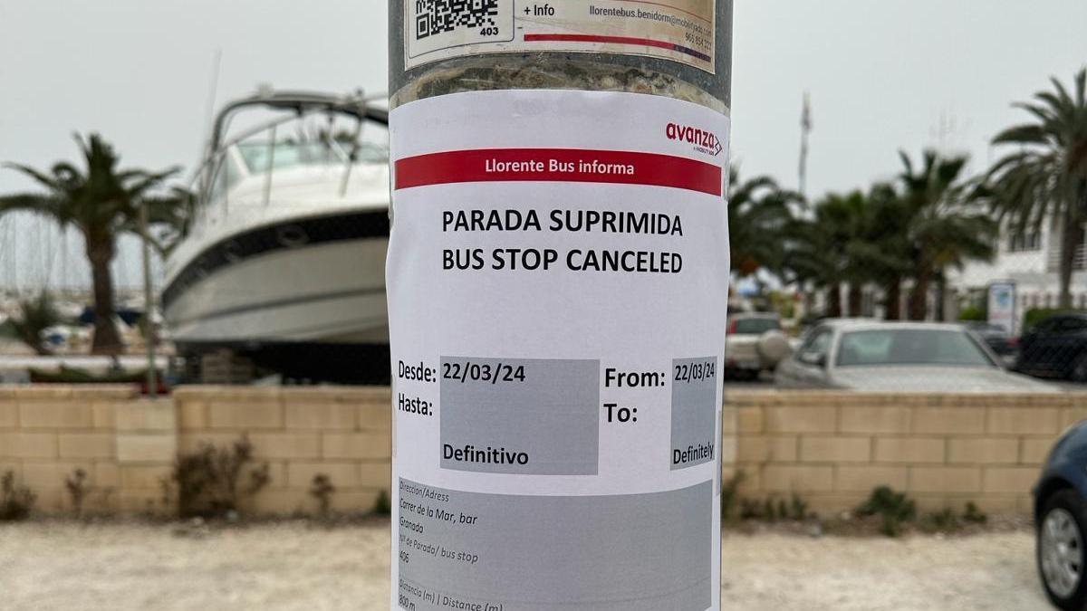 El cartel que anuncia que se ha suprimido una de las paradas en la playa de Altea.