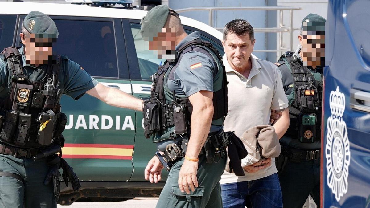 El empresario portuense Pascual Llopis (2d) a su llegada a los Juzgados de El Puerto de Santa María.
