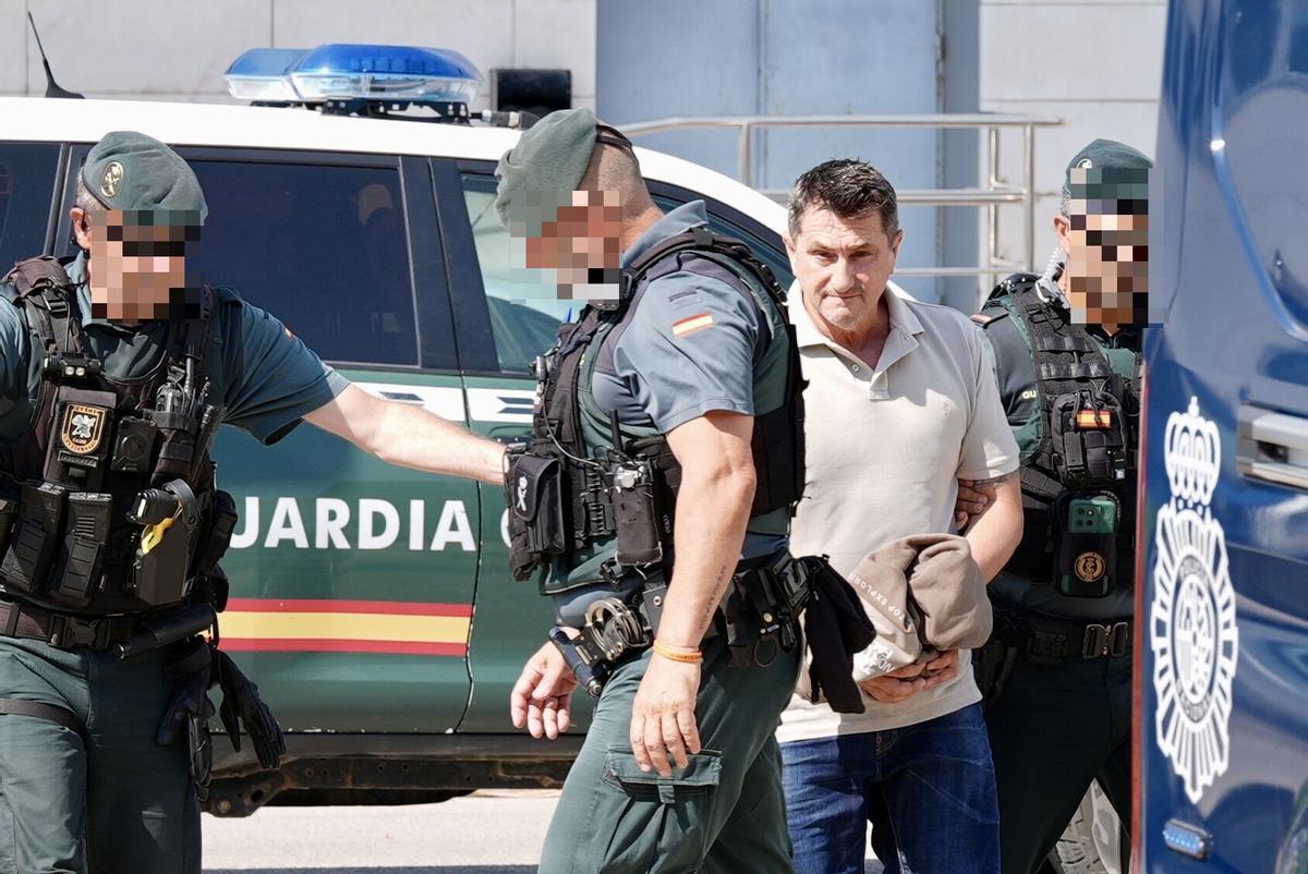 EL PUERTO DE SANTA MARÍA (CÁDIZ) 03/07/2026.- El empresario portuense Pascual Llopis (2d) a su lllegada junto con ocho de los once detenidos en una operación contra una red de blanqueo de capitales en la que se investigan contratos de patrocinios a conciertos y eventos en Cádiz y que pasan este viernes a disposición judicial en el Tribunal de Instancia de El Puerto de Santa María EFE/Román Ríos