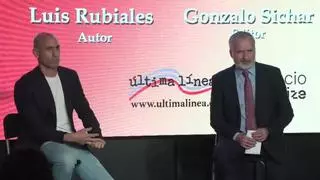 Un tío de Rubiales le ataca con huevos durante la presentación de su libro