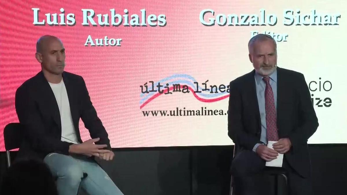 Luis Rubiales, atacado por un desconocido durante la presentación de su libro