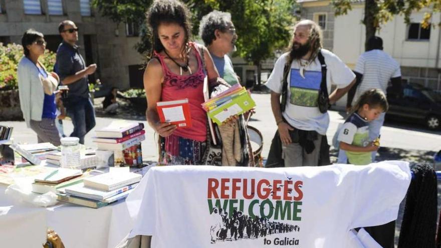Un puesto del mercadillo solidario para ayudar a refugiados, celebrado ayer en Allariz. // Brais Lorenzo
