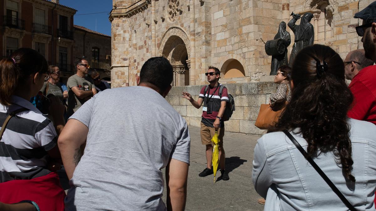 Un grupo de turistas atiende a un guía de un &quot;free tour&quot; en la Plaza Mayor