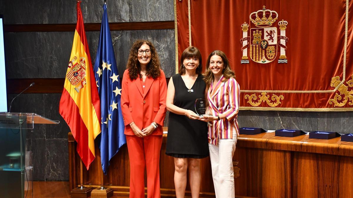 La directora del IML y la consellera de Justicia, a la derecha, tras recibir el premio.