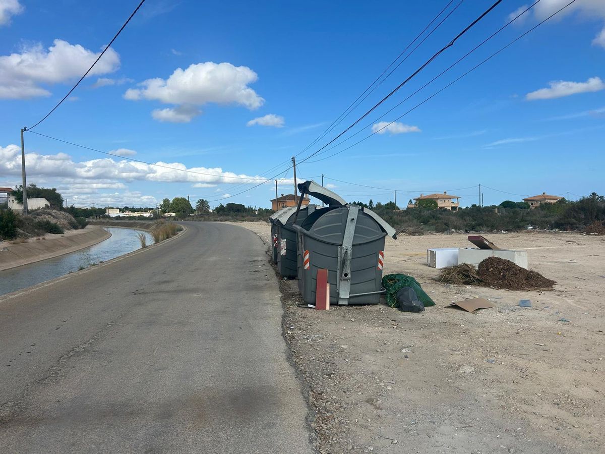 Esta imagen de residuos en el entorno de contenedores se repite casi a diario en la zona del Trasvase en Crevillent