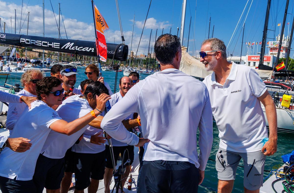 El Rey Don Felipe felicita a los nuevos campeones de Europa en ORC A. los españoles del Estrella Damm.