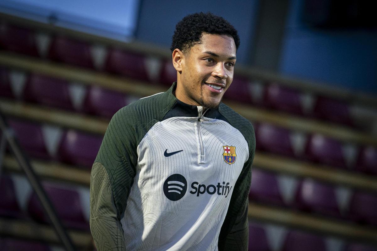 Así ha sido el primer entrenamiento de Vitor Roque con el Barça