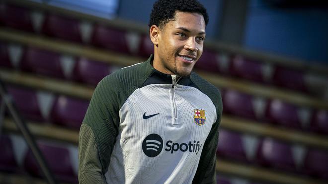 Así ha sido el primer entrenamiento de Vitor Roque con el Barça