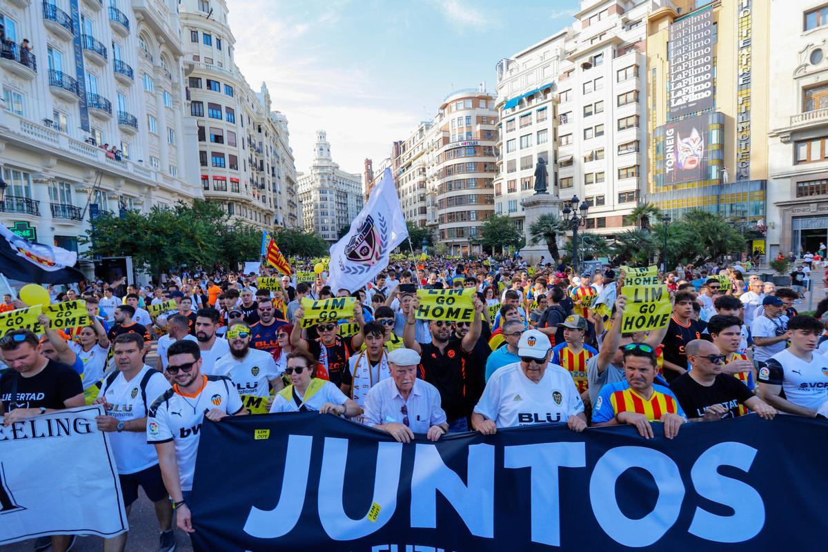 Protesta de aficionados del Valencia contra Peter Lim.