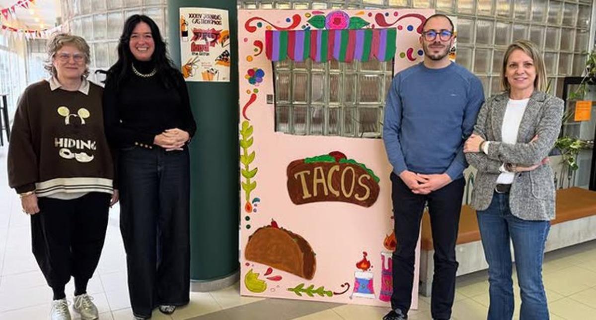 La alcaldesa Orduna y la concejala Mur, en la escuela.