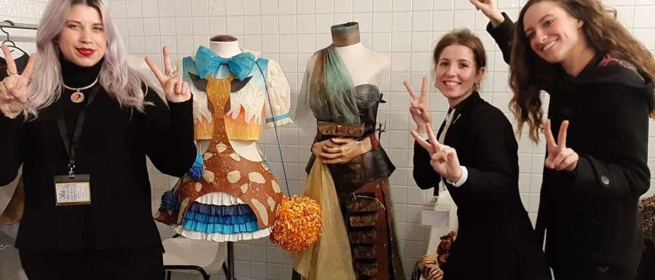 Juncal Martínez, María Menéndez y Ana Peñalva, con los diseños ganadores.