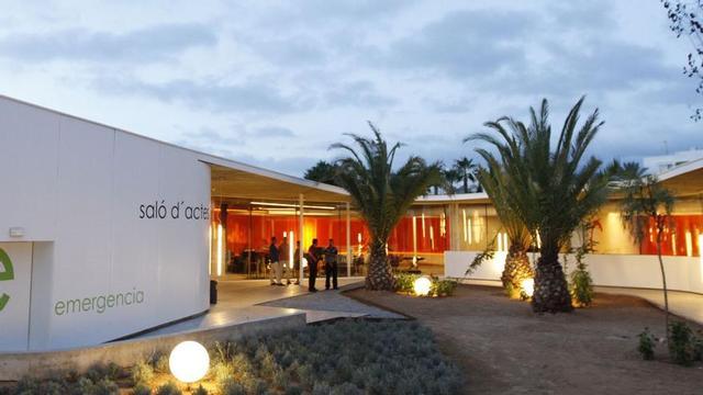 Un ejemplo de jardín mediterráneo, al que se debe tender, es el del Centro Cultural de Jesús con plantas como romero, tomillo o lentisco. | VICENT MARÍ