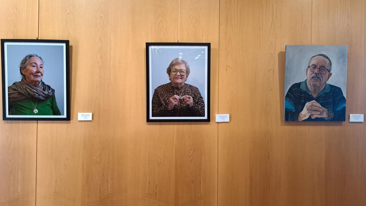 Fotografías y pinturas de la exposición 'Retratos na memoria' de A Pobra