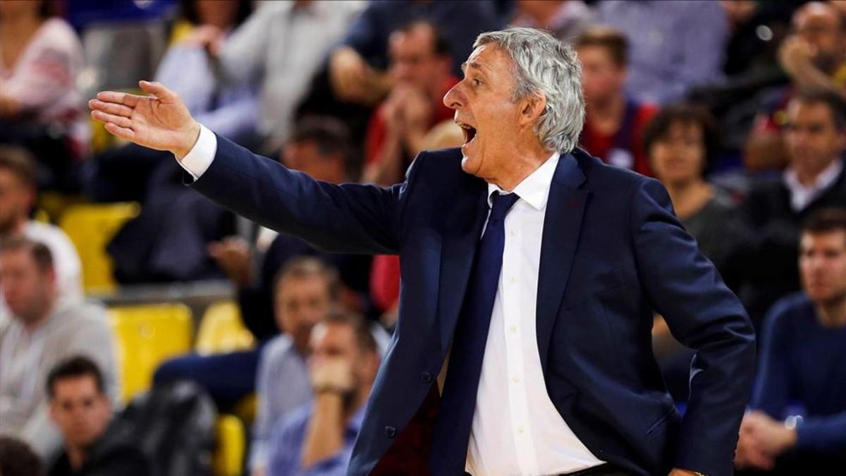 Svetislav Pesic da órdenes durante la victoria ante el Khimki de Euroliga