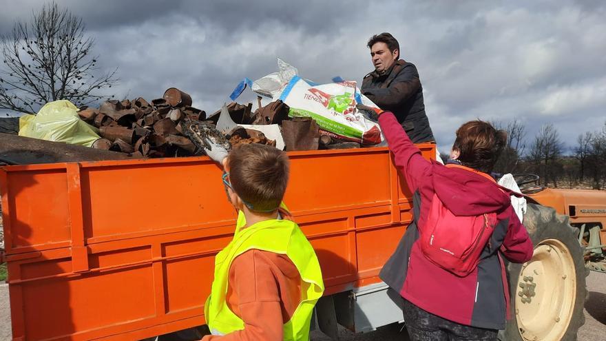 Más de 130 voluntarios recogen 12 toneladas de basura en Torás, afectada por el incendio de este verano