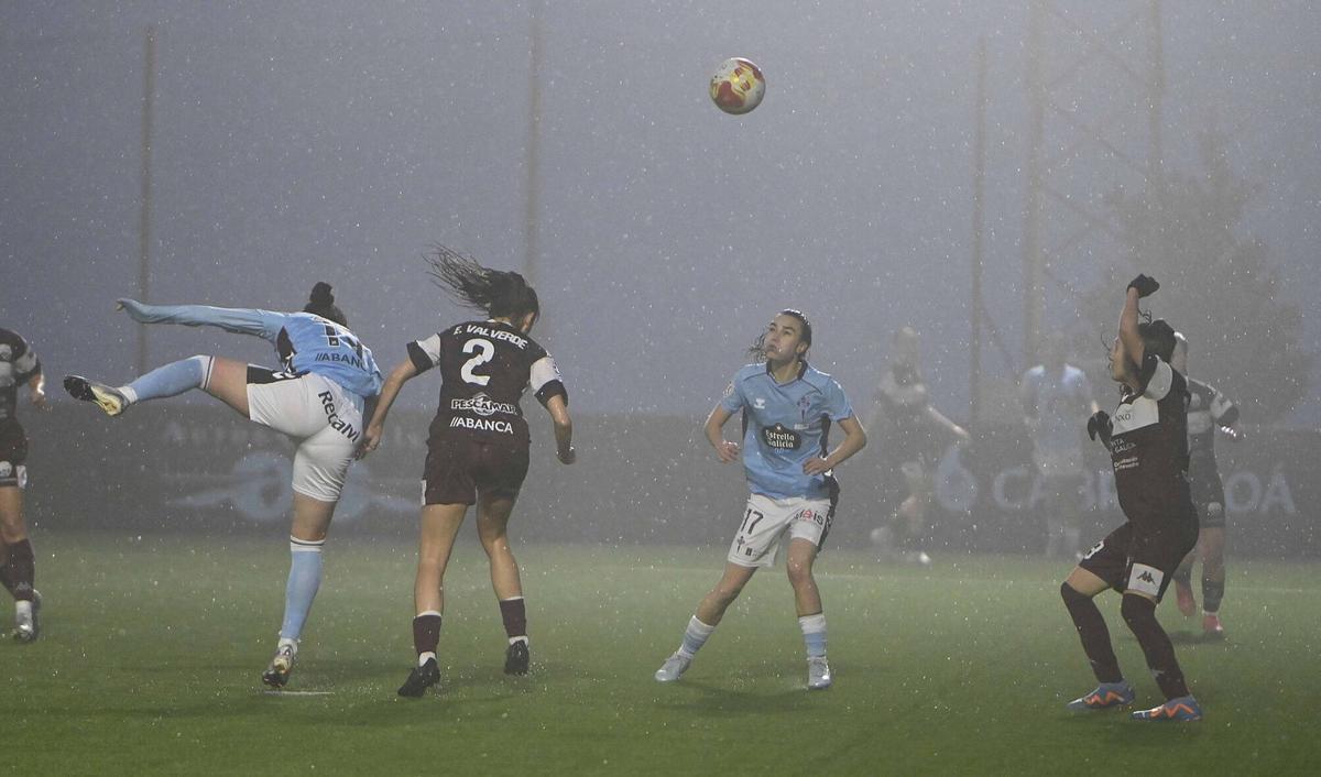 Partido disputado en la Ciudad Deportiva de A Madroa