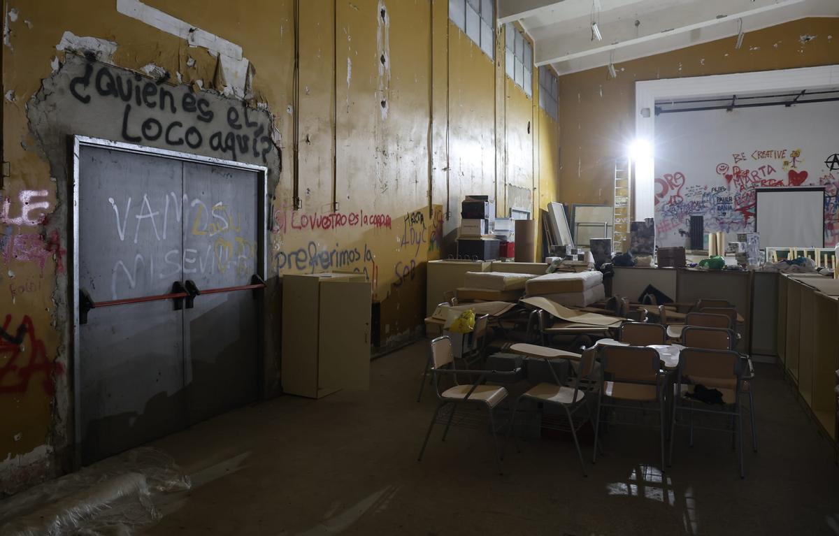 Estado del salón de actos del IES Cid Campeador que lleva 20 años esperando su rehabilitación