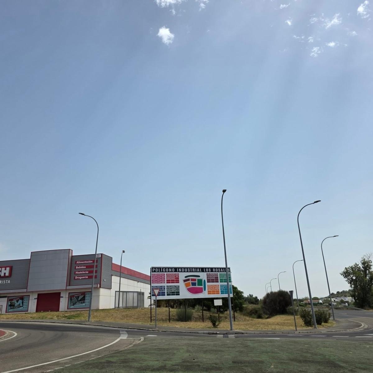 Acceso al polígono industrial Los Rosales en Coria.