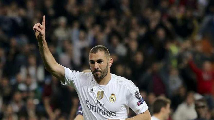 Benzema celebra uno de sus goles ante el Malmoe.