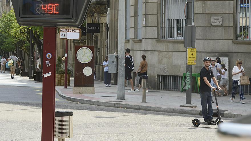 Un termómetro marca 49 grados en una calle de Ourense durante una ola de calor.