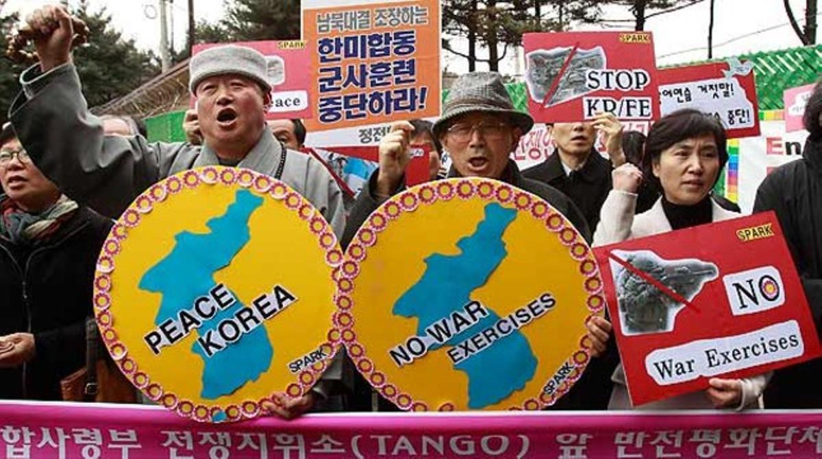 Manifestants favorables a la unificació criden consignes durant una manifestació en què protestaven per l’aliança dels EUA i Corea del Sud per portar a terme exercicis i maniobres militars.