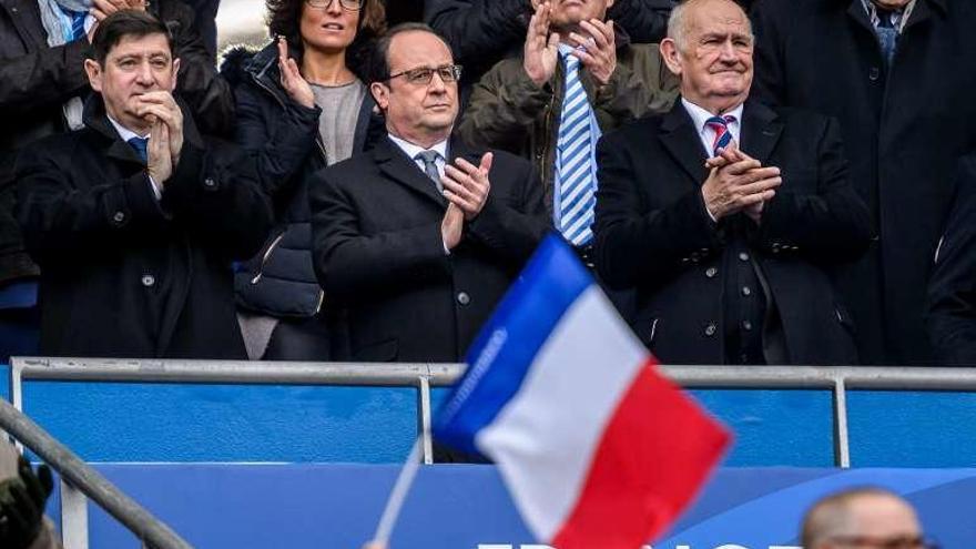 Hollande, en el palco del estadio, aplaudiendo. // Reuters