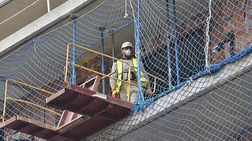 Operari treballant en una obra en marxa del carrer Migdia, a Girona, durant el confinament.