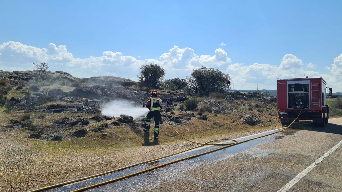 Un bombero de la Diputación de Zamora apaga un incendio en un pasto en Sayago.