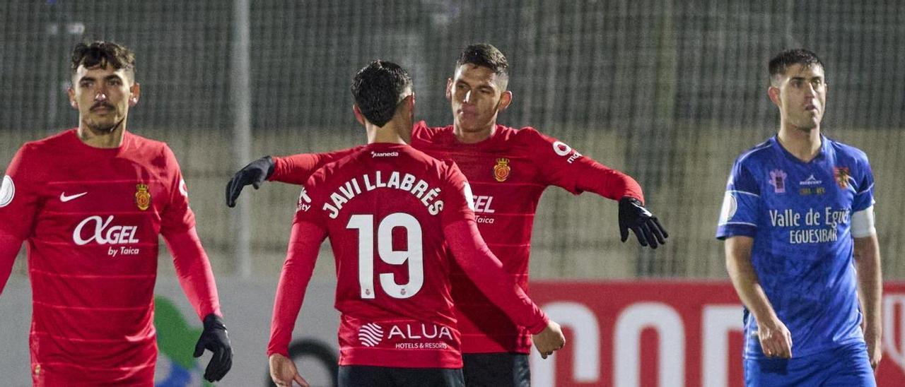 Daniel Luna celebra con Javi Llabrés su gol en la Copa