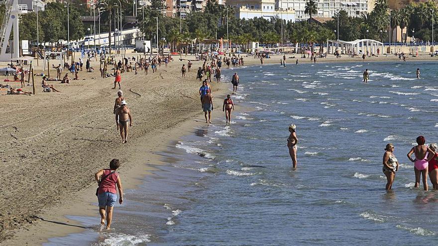 El estudio pide trabajar para desestacionalizar el turismo y salir del «sol y playa». 