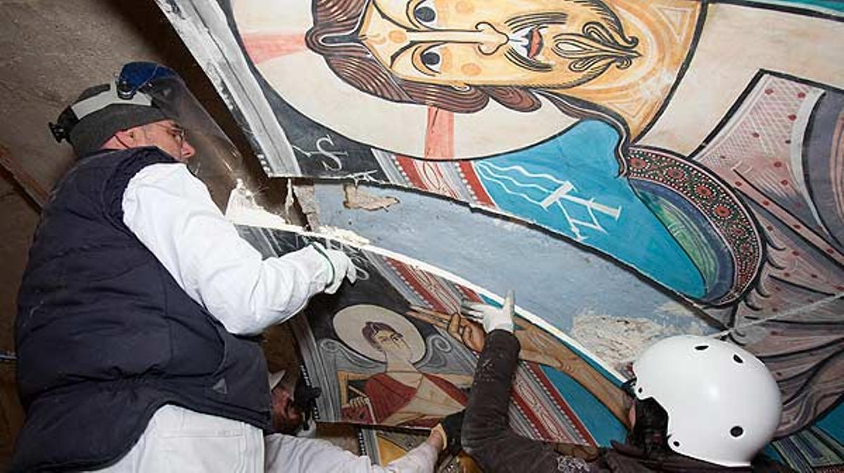 Les restes originals del pantocràtor de Sant Climent de Taüll surten a la llum.