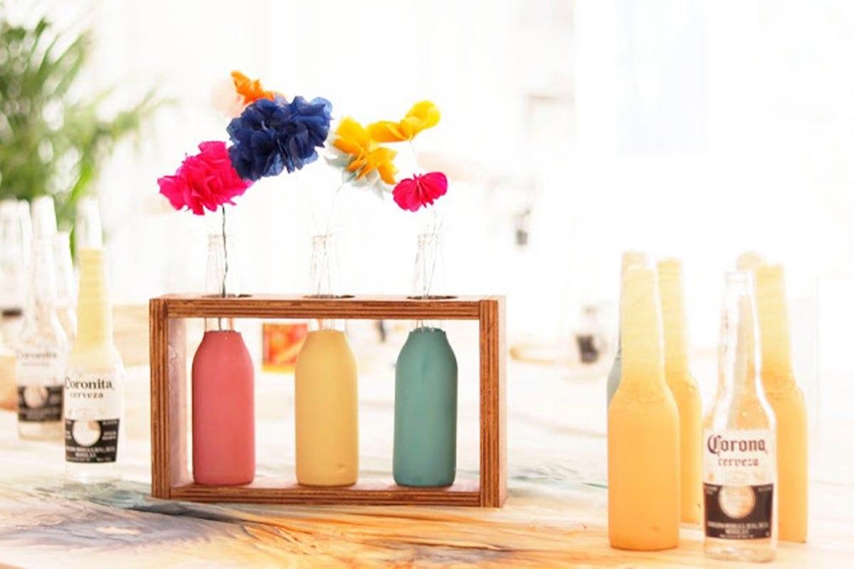 Florero de madera con botellines reciclados
