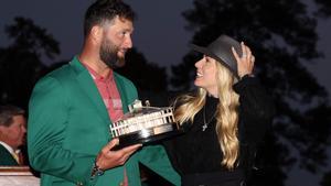 Rahm, vestido con la chaqueta verde de campeón, posa junto a su esposa Kelley Cahill