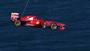 Un helicòpter sobrevola Barcelona amb el monoplaça de F-1 de Ferrari per iniciativa del Banco Santander.