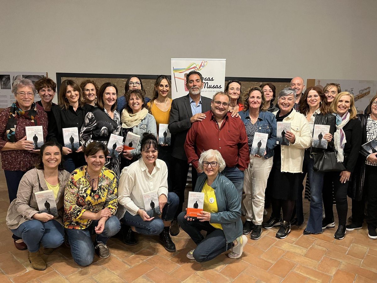 Víctor del Árbol amb participants del club de lectura al qual va assistir en el Museu d'Història de Nules.