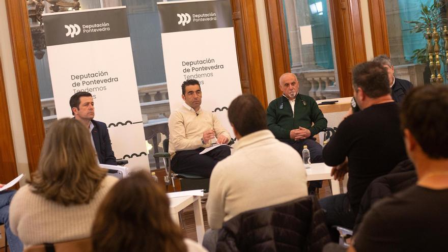 Un momento de la reunión de ayer, con Luis López en el centro y José Manuel Rosas a la derecha de la imagen.