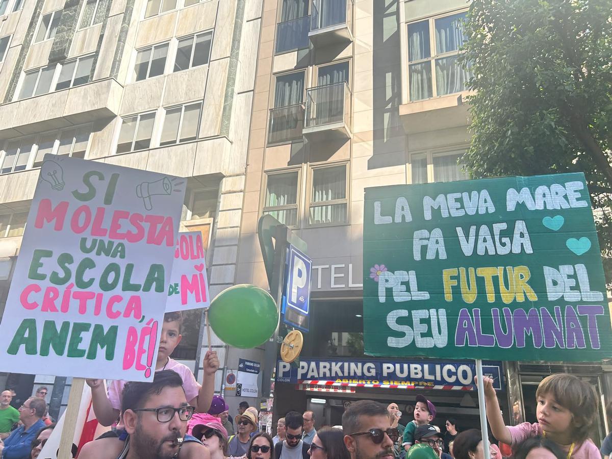 Las familias se movilizan en la manifestación convocada por los sindicatos.