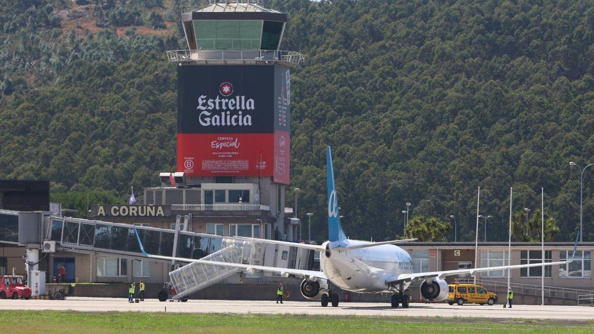 Un avión, en el aeropuerto de Alvedro. |  La Opinión