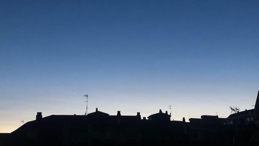 Tiempo en Zamora hoy: cielos despejados. En la imagen,  &quot;skyline&quot; de unos tejados al amanecer.