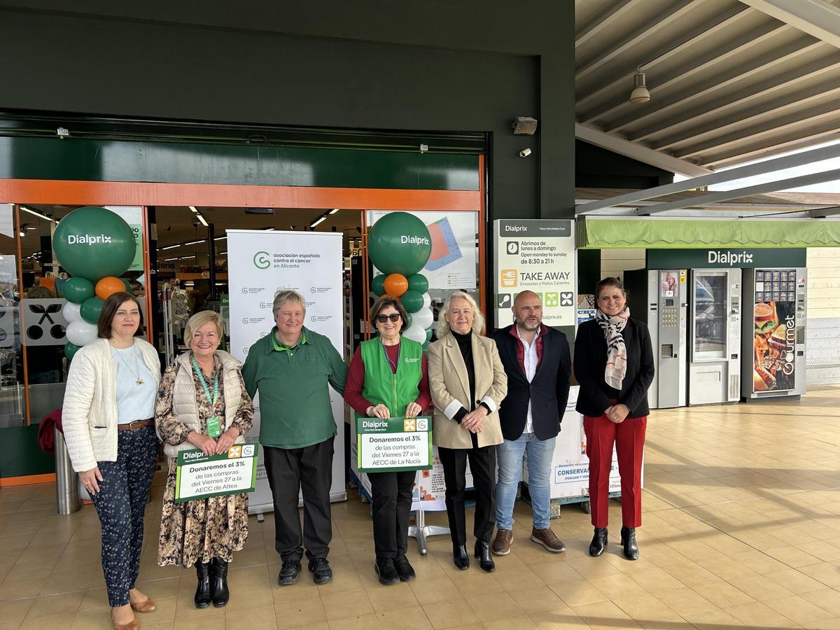 Visita a esta actividad solidaria con Beatriz Pérez-Hickman, concejala de Bienestar Social, Ángela García, gerente de Dialprix La Nucía, Anna Lanuza, concejala Bienestar Social Altea, Lina Cano, presidenta de Junta Local AECC La Nucía, Rosa Fuster, presidenta Junta AECC Altea, Teresa Tejedor, responsable sostenibilidad económica e Ismael Centeno, miembro consejo provincial AECC.