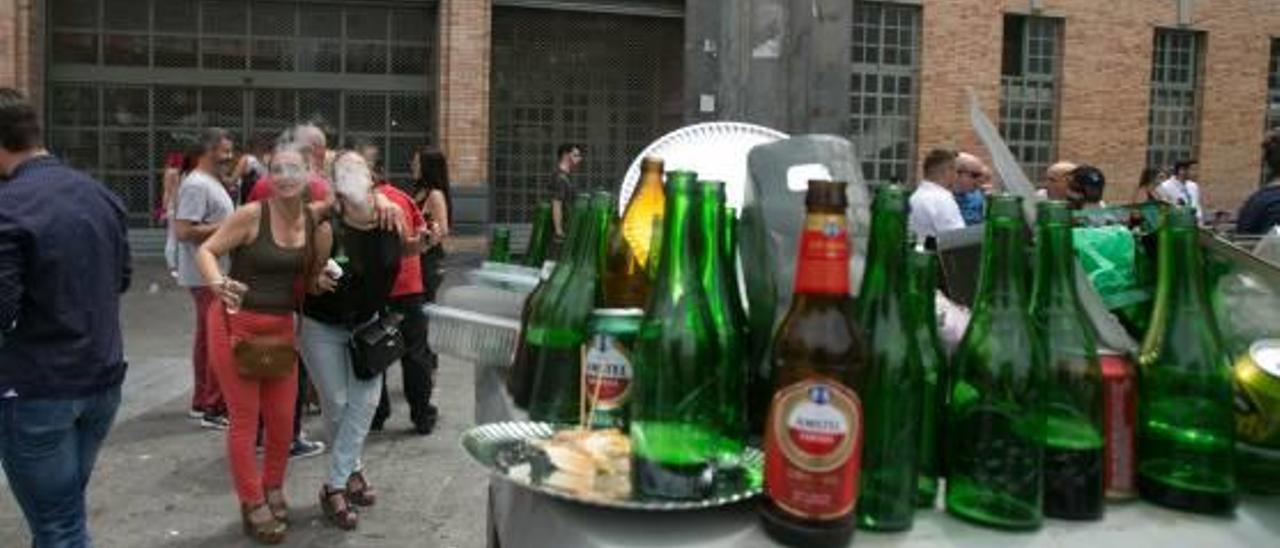 El gobierno local adquirió el compromiso de impulsar la Ordenanza del Ruido. A la derecha, el botellón en el Mercado Central, que quiere erradicar.