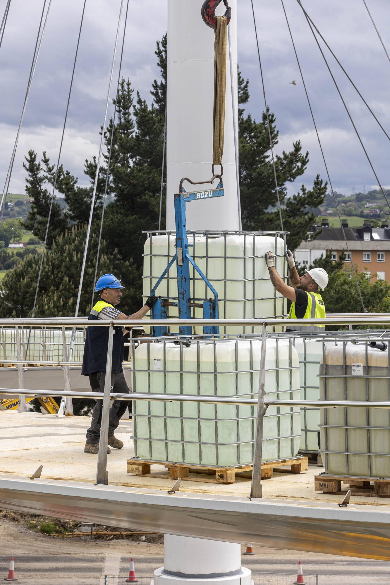  La curiosa prueba de carga del "arpa" de Santullano, con 120 toneladas en bidones