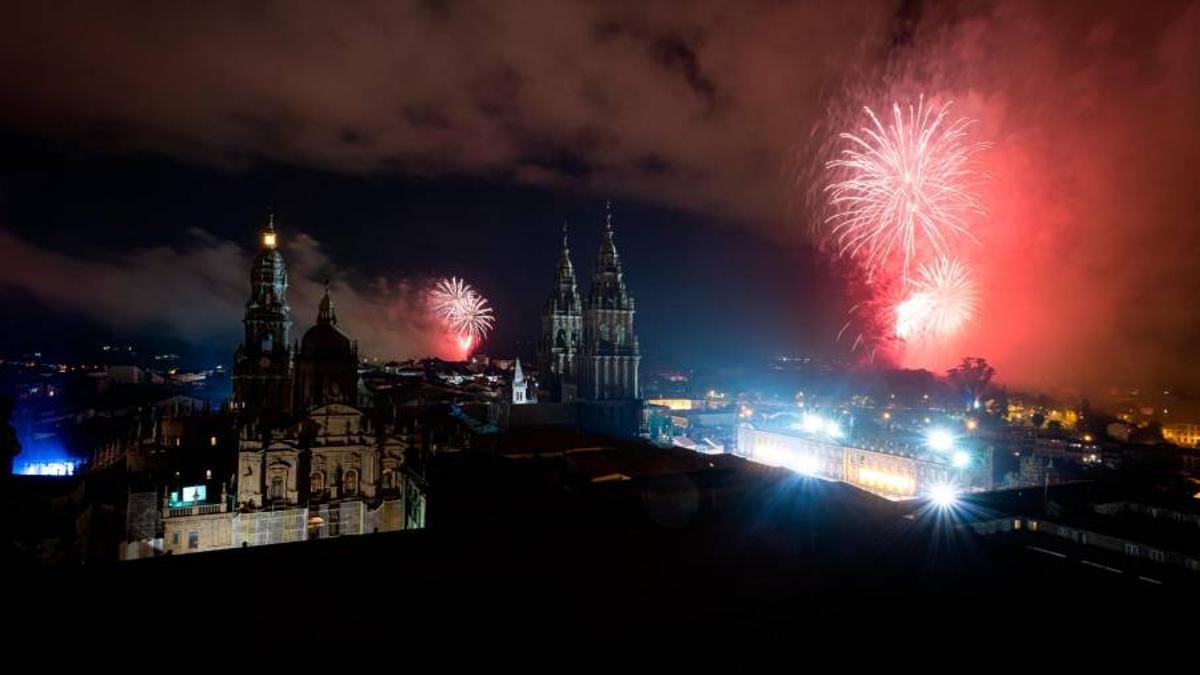 Fuegos del Apóstolo lanzados por la celebración del Día de Galicia en Santiago de Compostela