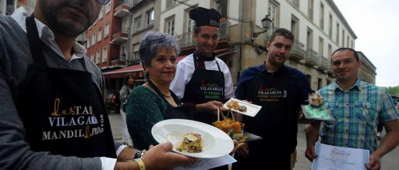 Los hosteleros ganadores del concurso Destapa Vilagarcía con los mandiles.  // Iñaki Abella