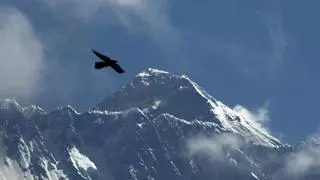 Vídeo | Largas colas para escalar la banda amarilla del Everest