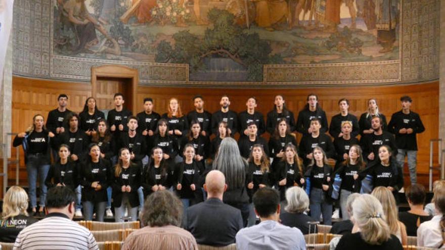 El coro tinerfeño en plena actuación.